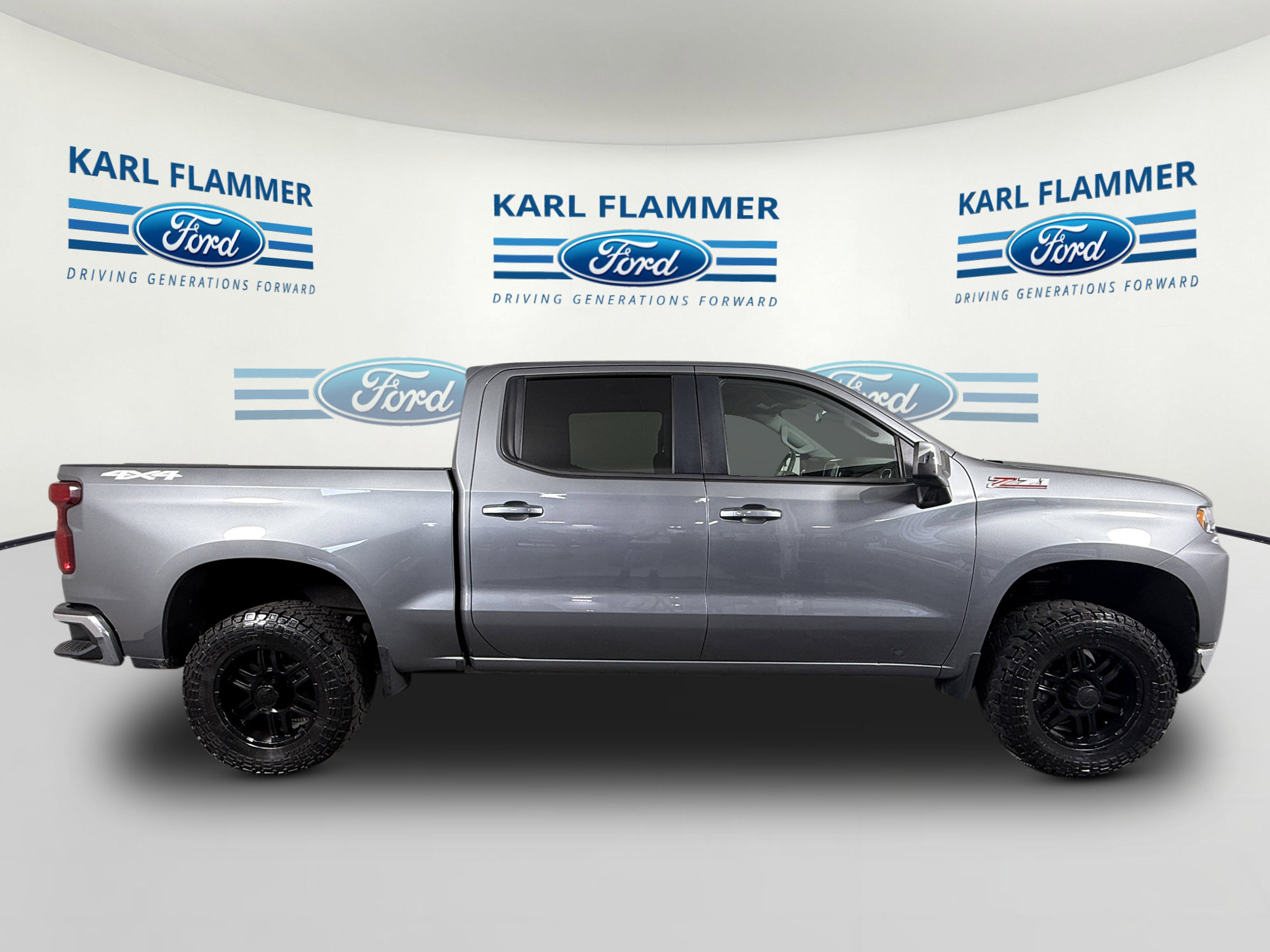 Used 2021 Chevrolet Silverado 1500 LT w/ Z71 Off-Road Package AWD/4WD image 2