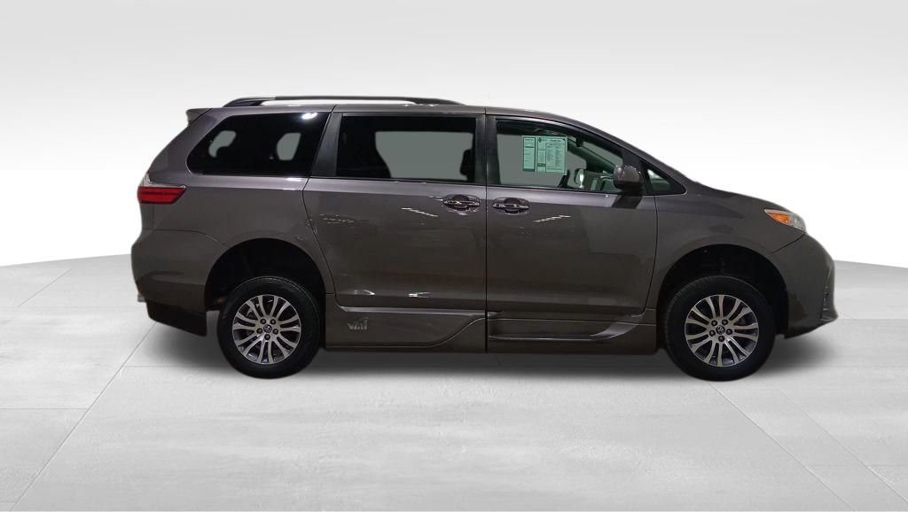 Used 2020 Toyota Sienna XLE image 7