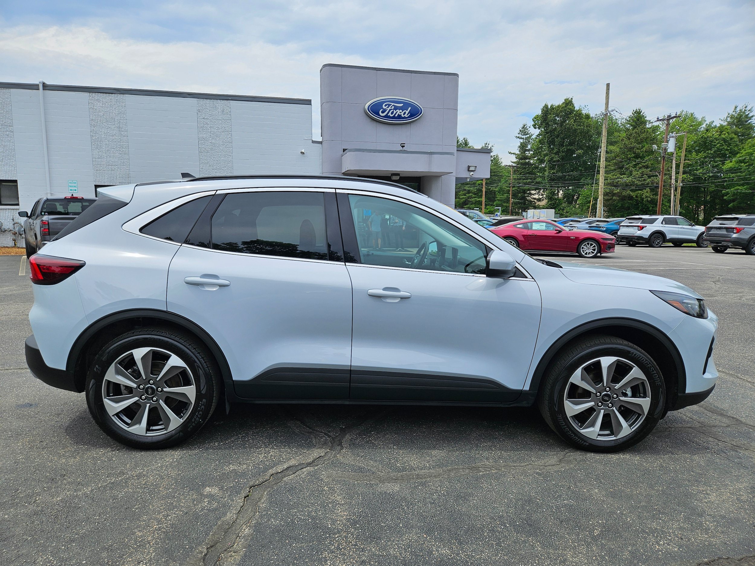 Certified 2025 Ford Escape Platinum w/ Class II Trailer Tow Package AWD/4WD image 4