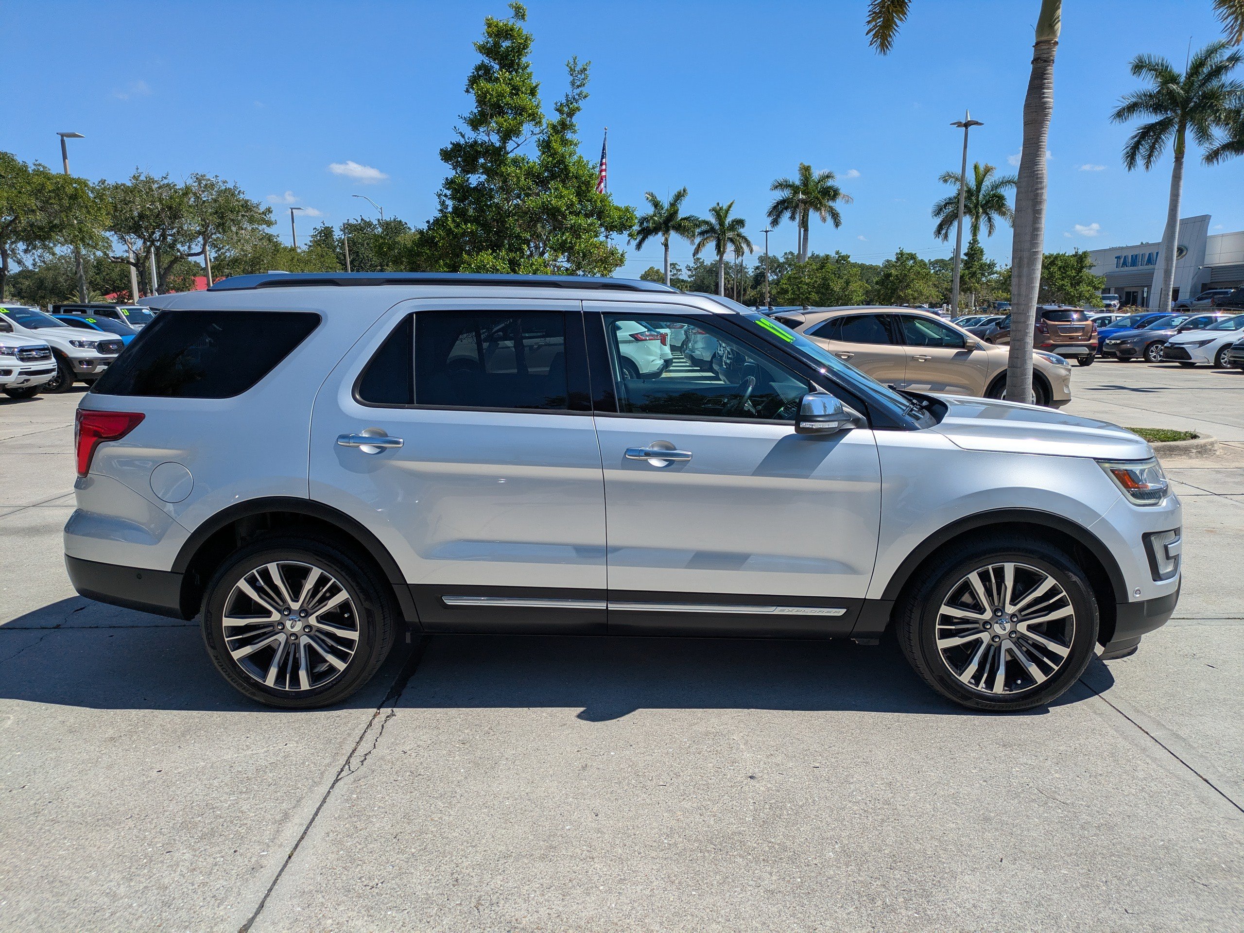 Certified 2017 Ford Explorer Platinum AWD/4WD image 3