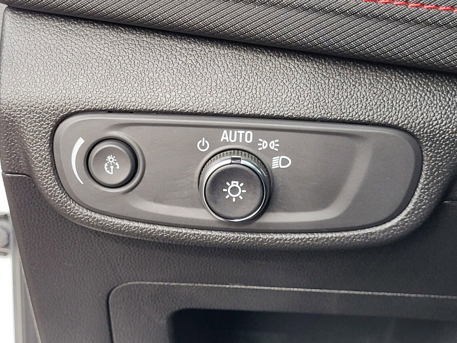 Used 2024 Chevrolet TrailBlazer RS w/ Driver Confidence Package image 23