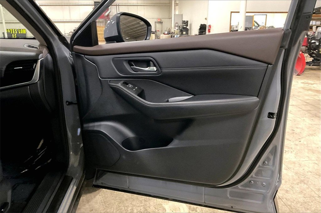 Used 2023 Nissan Rogue SL w/ SL Premium Package image 23