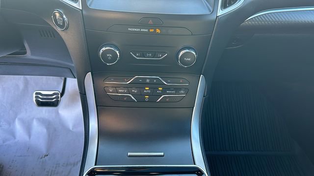 Certified 2020 Ford Edge ST-Line w/ Cold Weather Package image 21