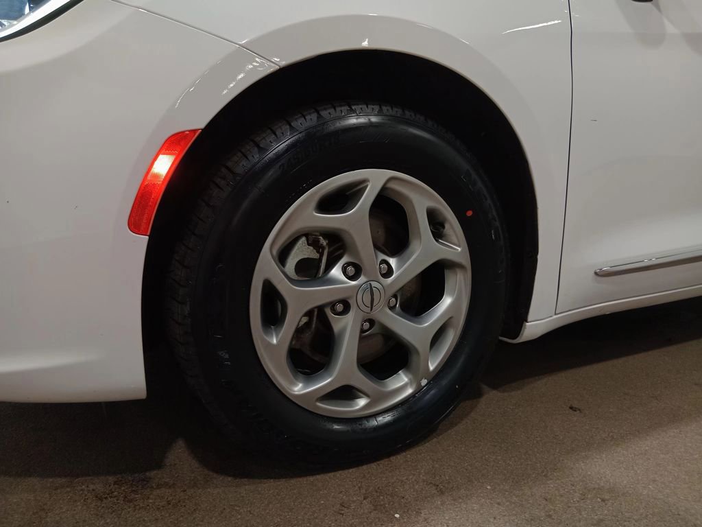 Used 2023 Chrysler Pacifica Limited image 15