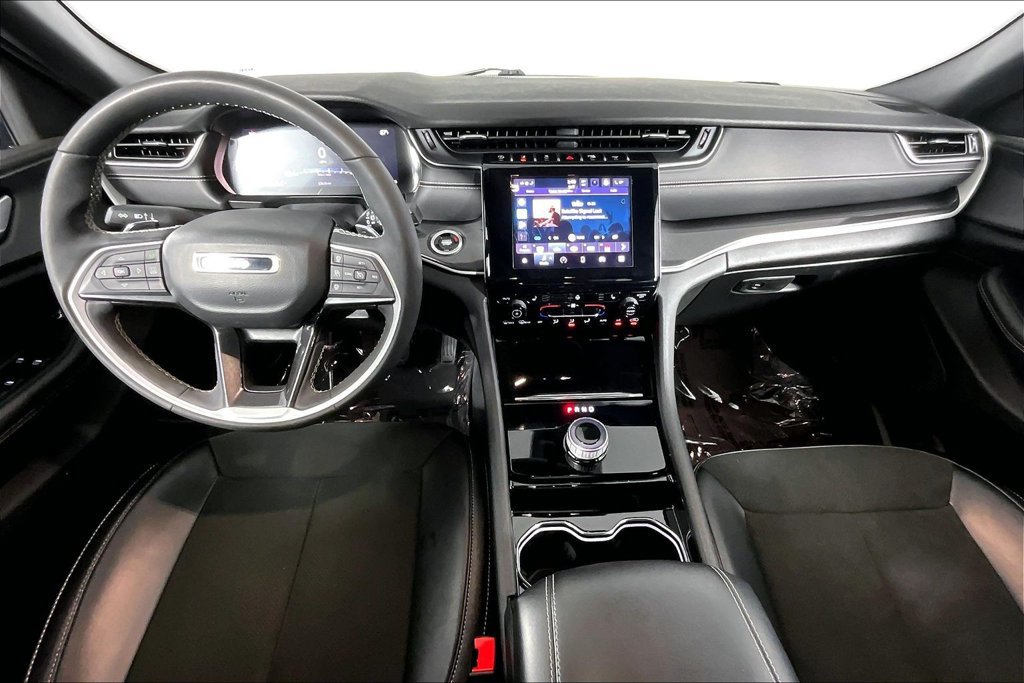 Used 2023 Jeep Grand Cherokee Altitude AWD/4WD image 15