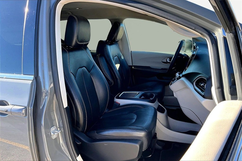 Used 2022 Chrysler Pacifica Touring-L image 9