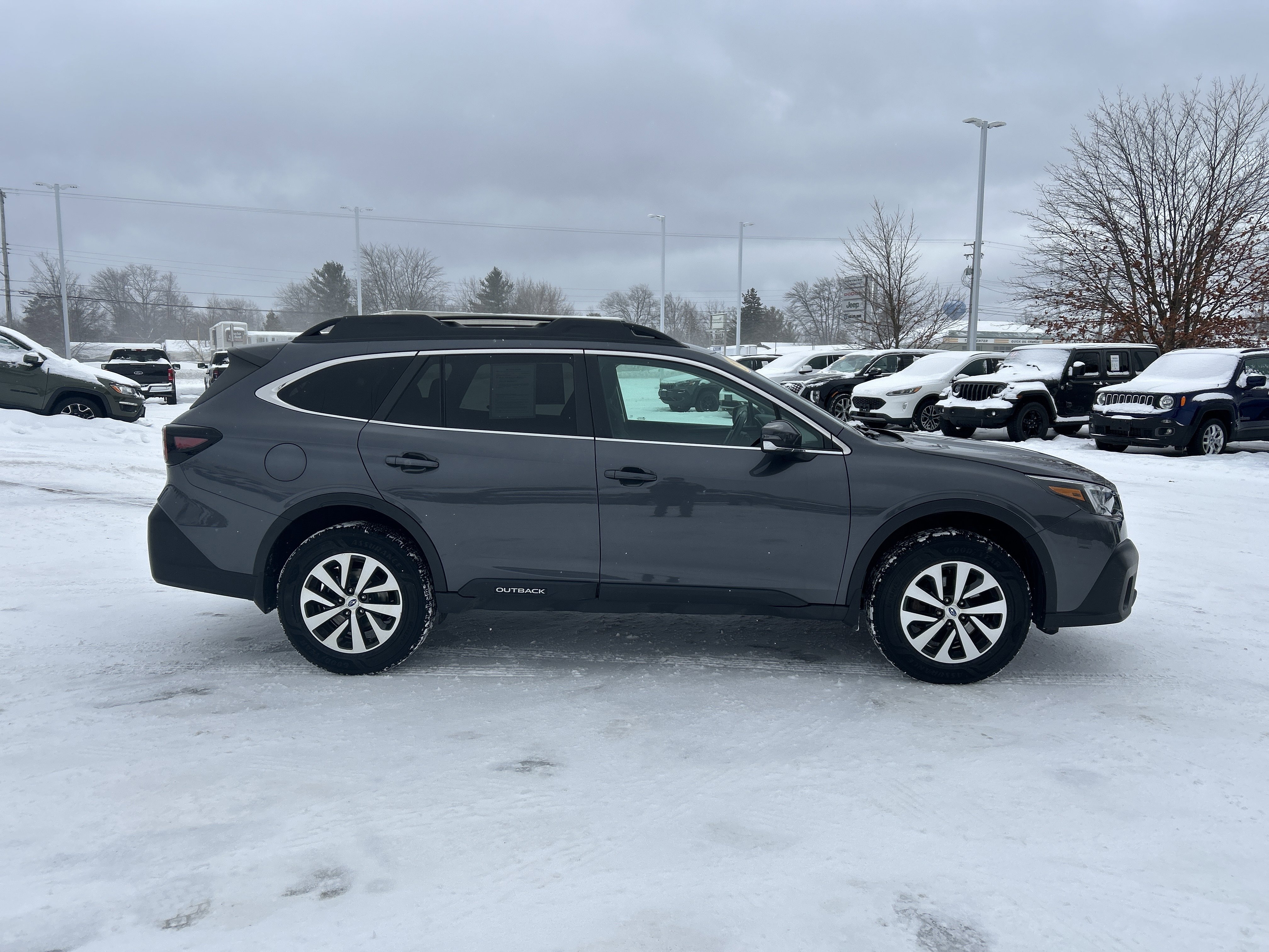 Used 2021 Subaru Outback Premium image 2