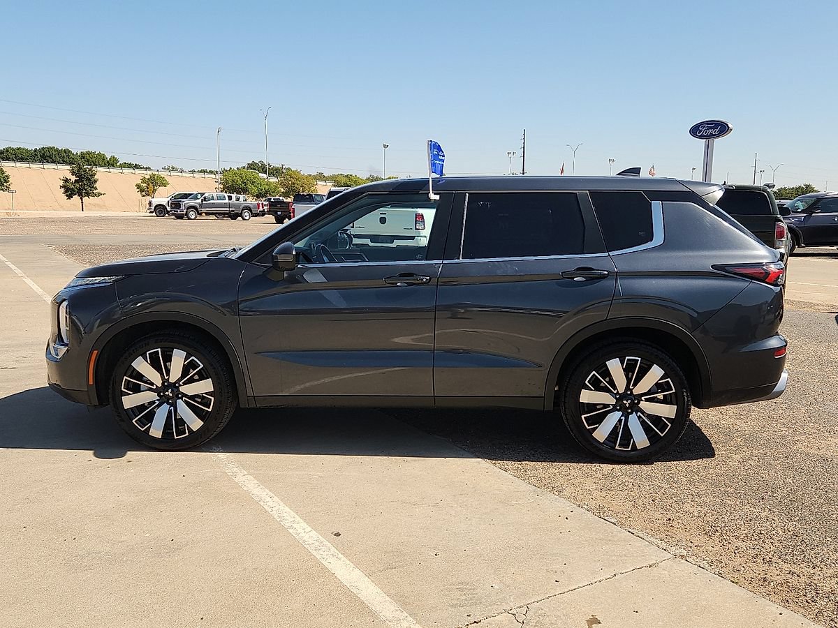 Used 2025 Mitsubishi Outlander SE FWD image 2