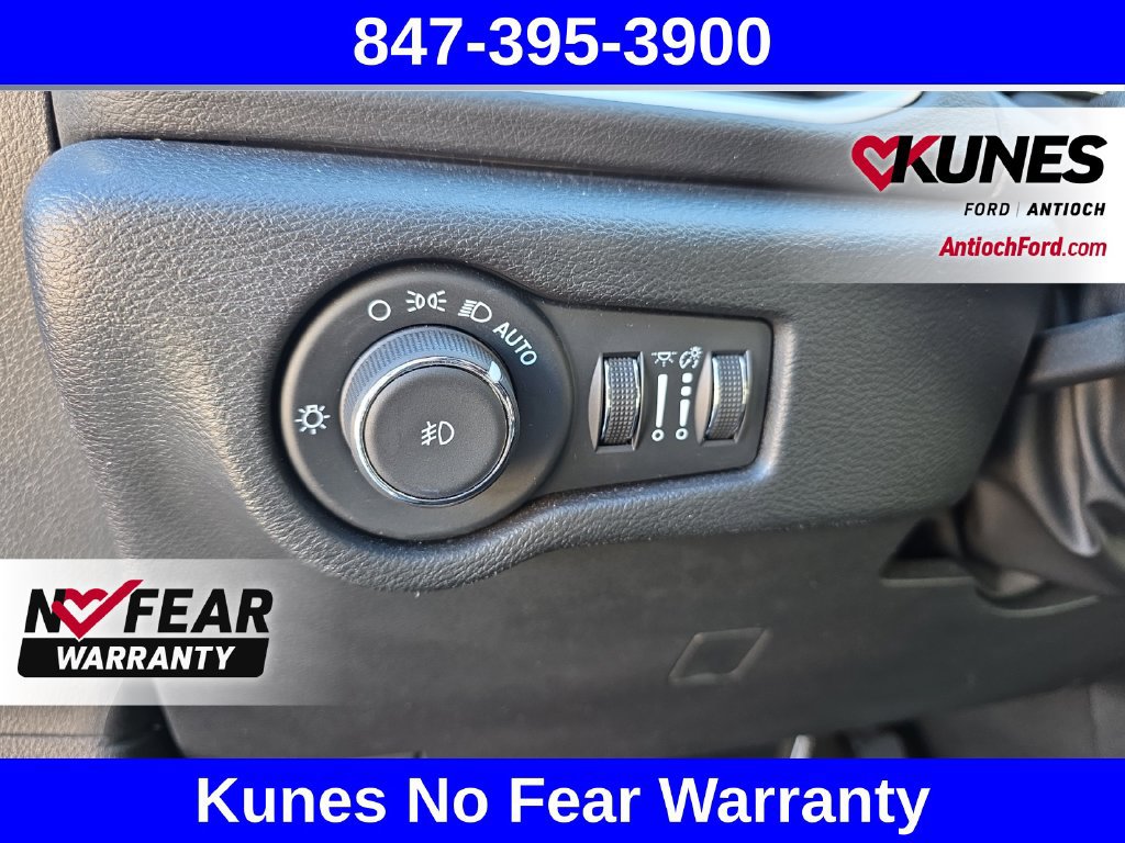 Used 2025 Chrysler Pacifica Select FWD image 19