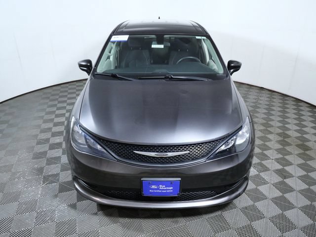 Used 2022 Chrysler Voyager LX FWD image 3