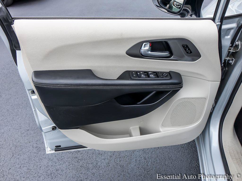 Used 2024 Chrysler Pacifica Touring-L FWD image 20