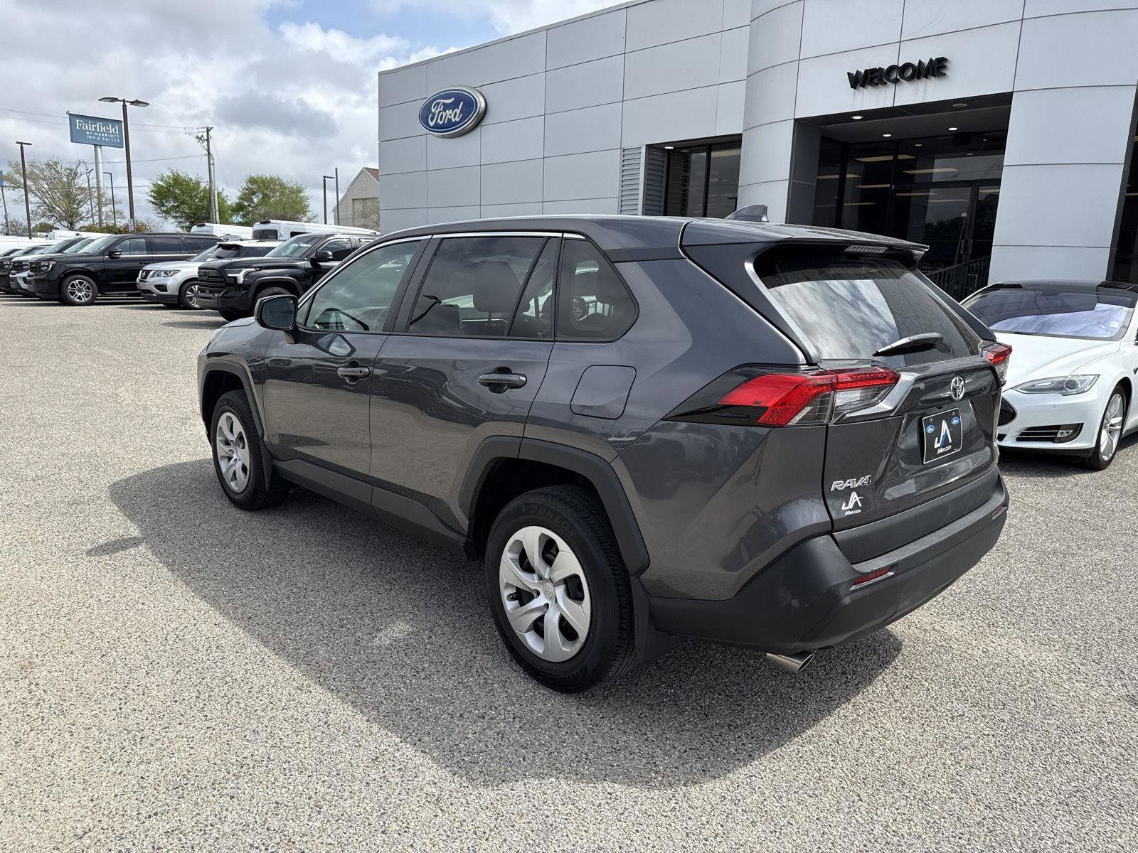 Used 2024 Toyota RAV4 LE AWD/4WD image 4