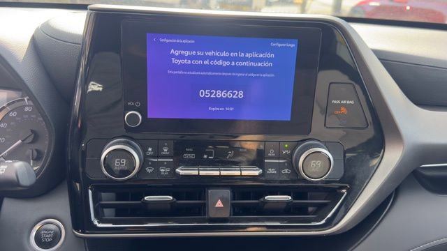 Used 2024 Toyota Highlander LE FWD image 16