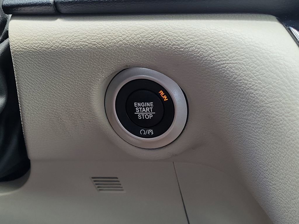 Used 2023 Chrysler Pacifica Touring-L FWD image 32