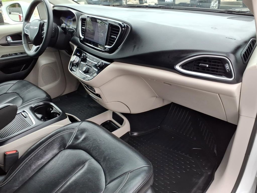 Used 2022 Chrysler Pacifica Touring-L FWD image 4