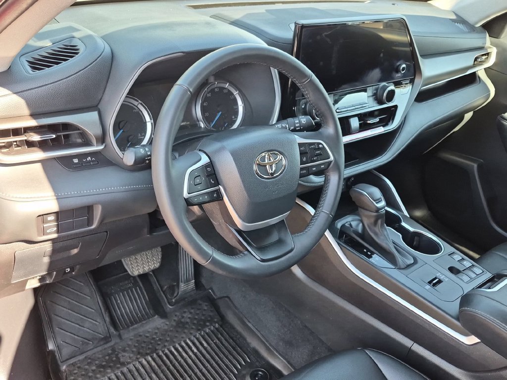 Used 2024 Toyota Highlander XLE AWD/4WD image 12