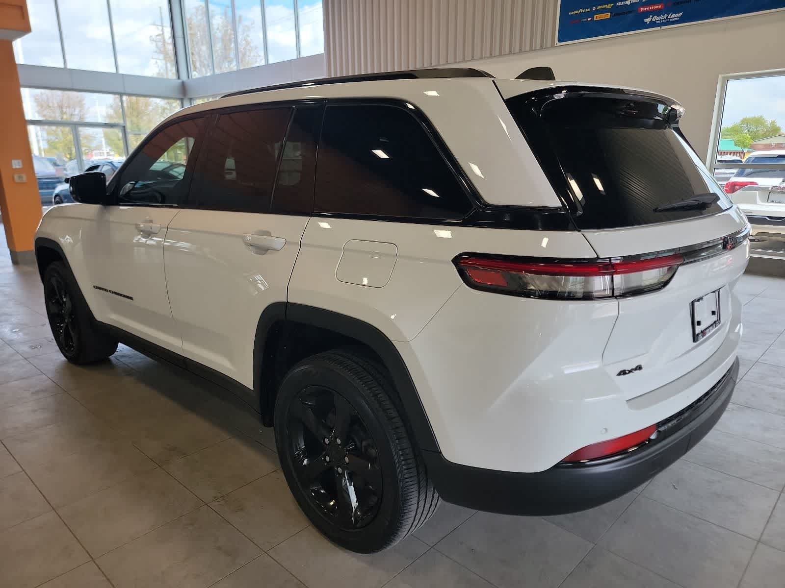 Used 2023 Jeep Grand Cherokee Altitude AWD/4WD image 11