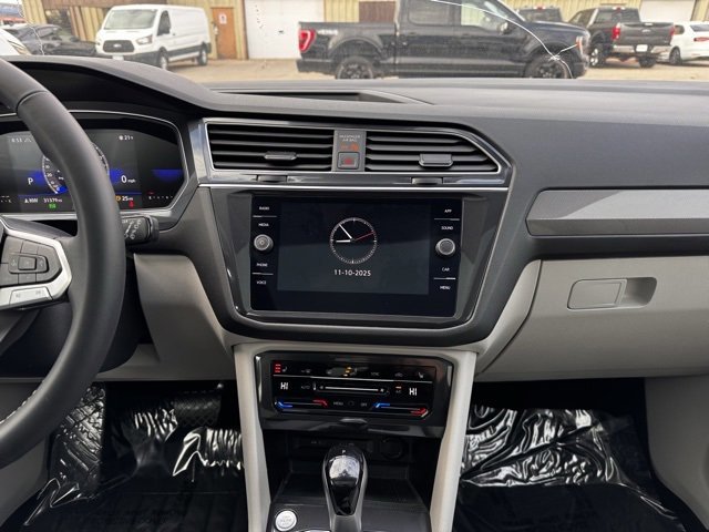 Used 2024 Volkswagen Tiguan SE w/ Panoramic Sunroof Package image 7
