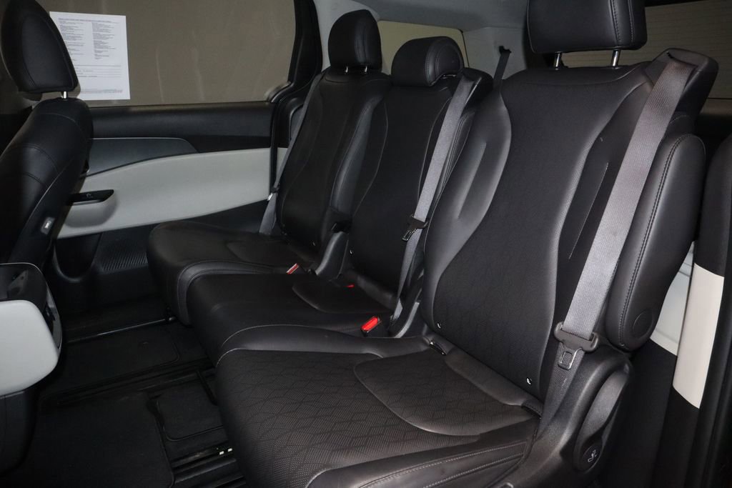 Used 2024 Kia Carnival LX image 21