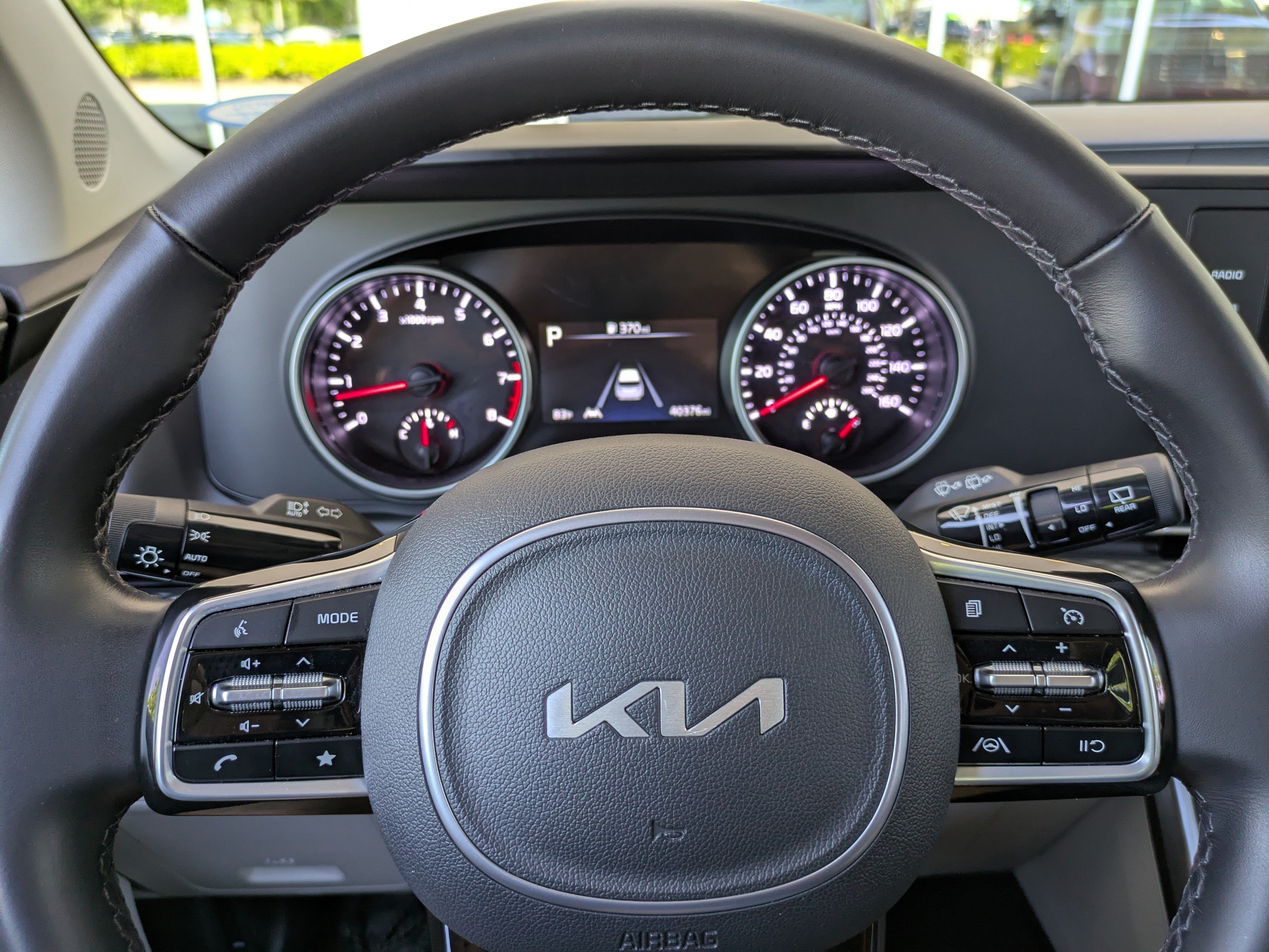 Used 2024 Kia Carnival LX FWD image 29