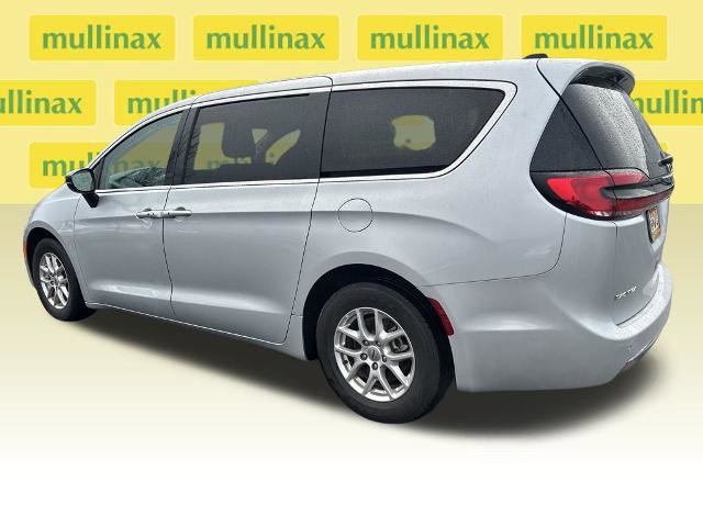 Used 2024 Chrysler Pacifica Touring-L image 11