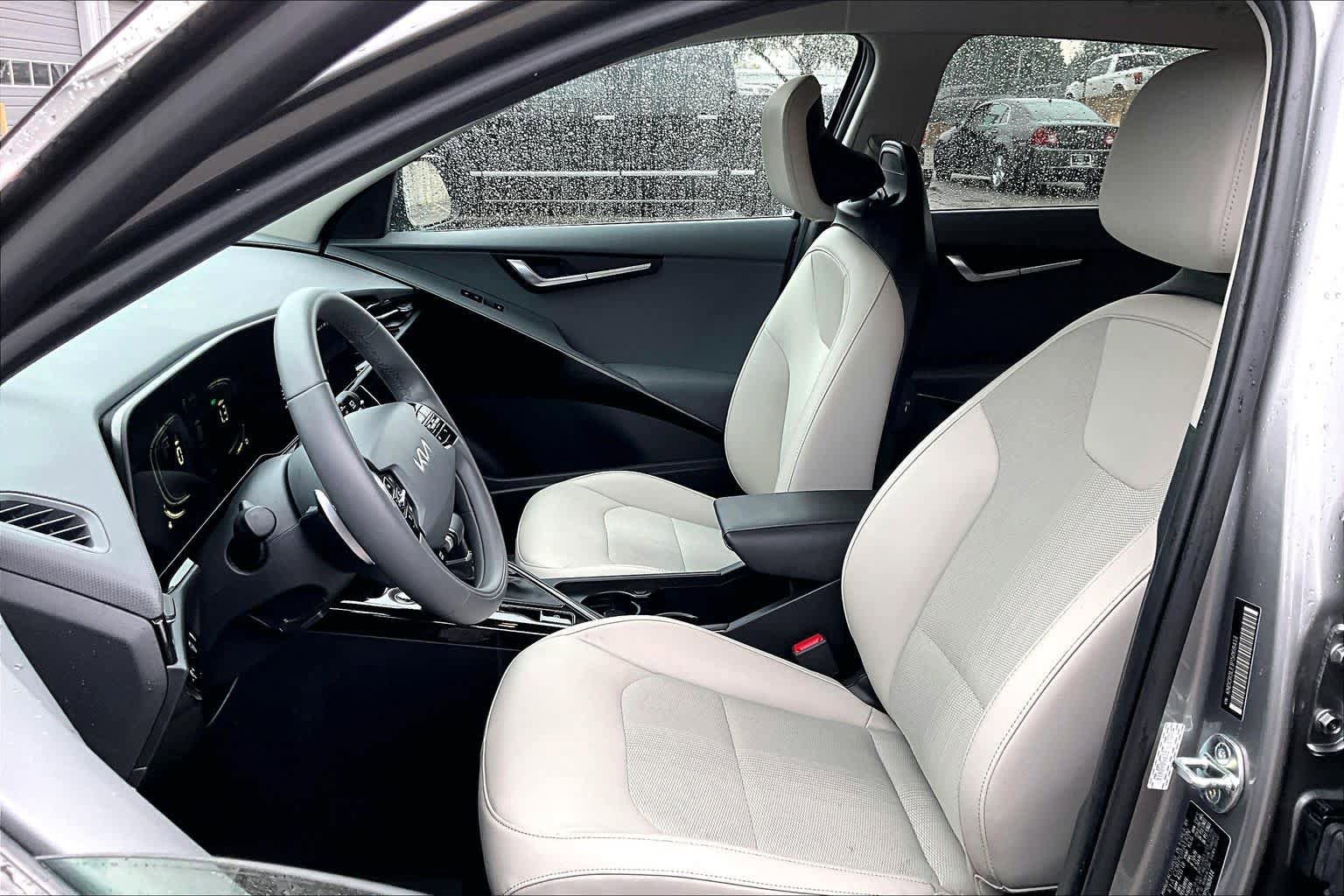 Used 2023 Kia Niro EX FWD image 8