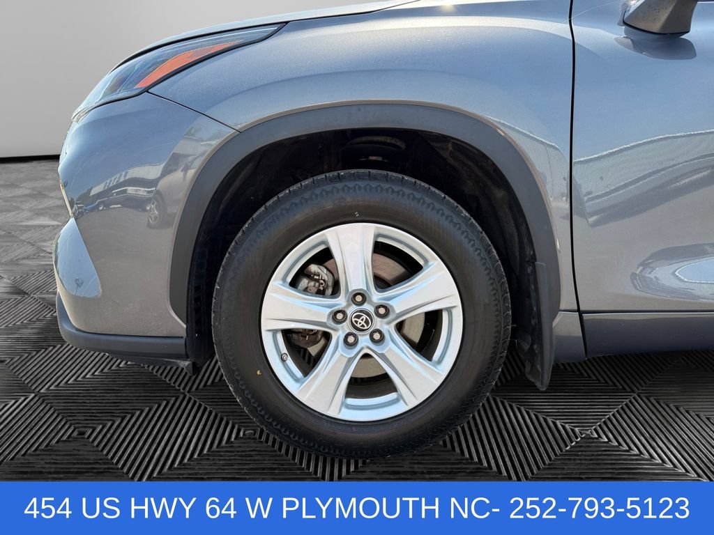 Used 2024 Toyota Highlander LE AWD/4WD image 14