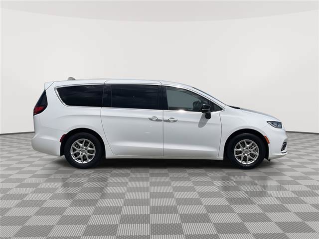 Used 2024 Chrysler Pacifica Touring-L FWD image 6
