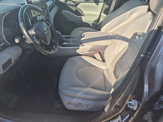 Used 2021 Toyota Highlander XLE AWD/4WD image 16