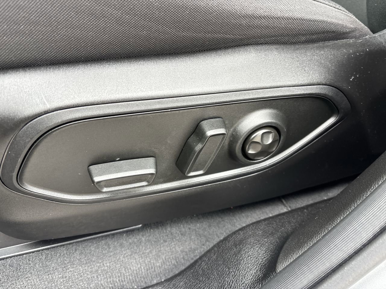 Used 2025 Jeep Grand Cherokee Laredo X w/ Luxury Tech Group I RWD image 19