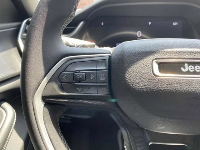 Used 2023 Jeep Grand Cherokee Laredo AWD/4WD image 24