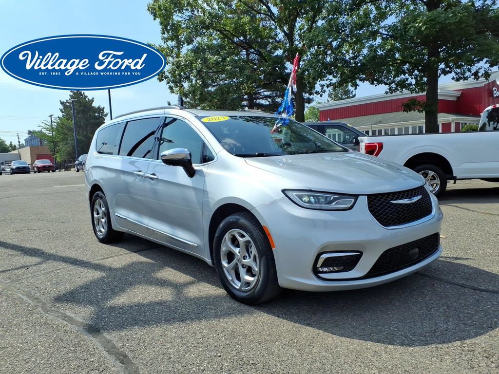 Used 2023 Chrysler Pacifica Limited AWD/4WD image 3