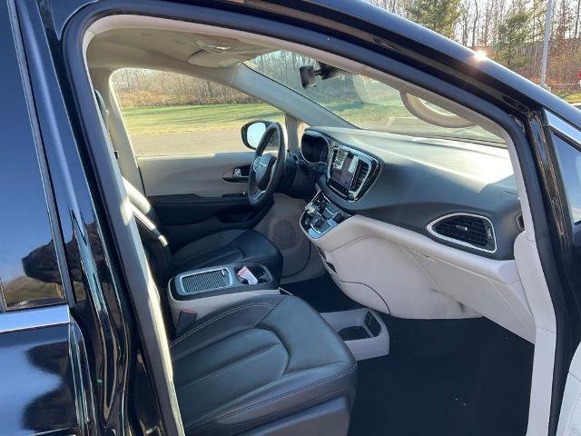 Used 2024 Chrysler Pacifica Touring-L image 29