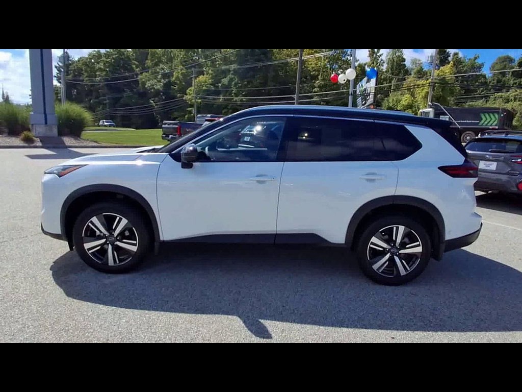 Used 2025 Nissan Rogue SL AWD/4WD image 5