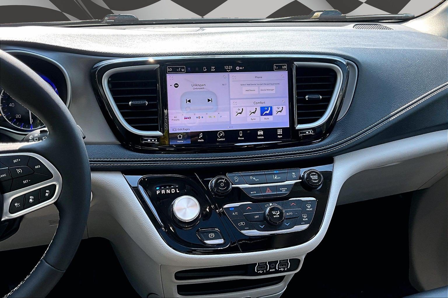 Used 2023 Chrysler Pacifica Touring-L AWD/4WD image 7