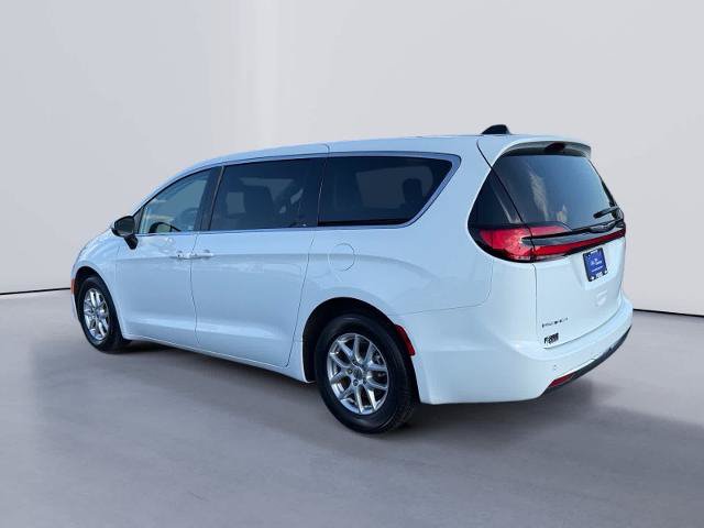 Used 2023 Chrysler Pacifica Touring-L FWD image 3