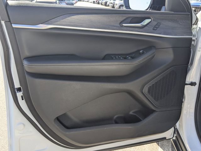 Used 2023 Jeep Grand Cherokee L Limited w/ Black Appearance Package AWD/4WD image 9