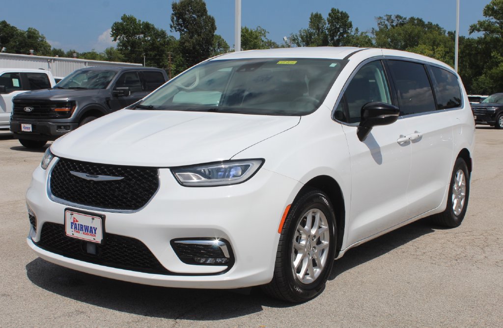 Used 2024 Chrysler Pacifica Touring-L FWD image 2