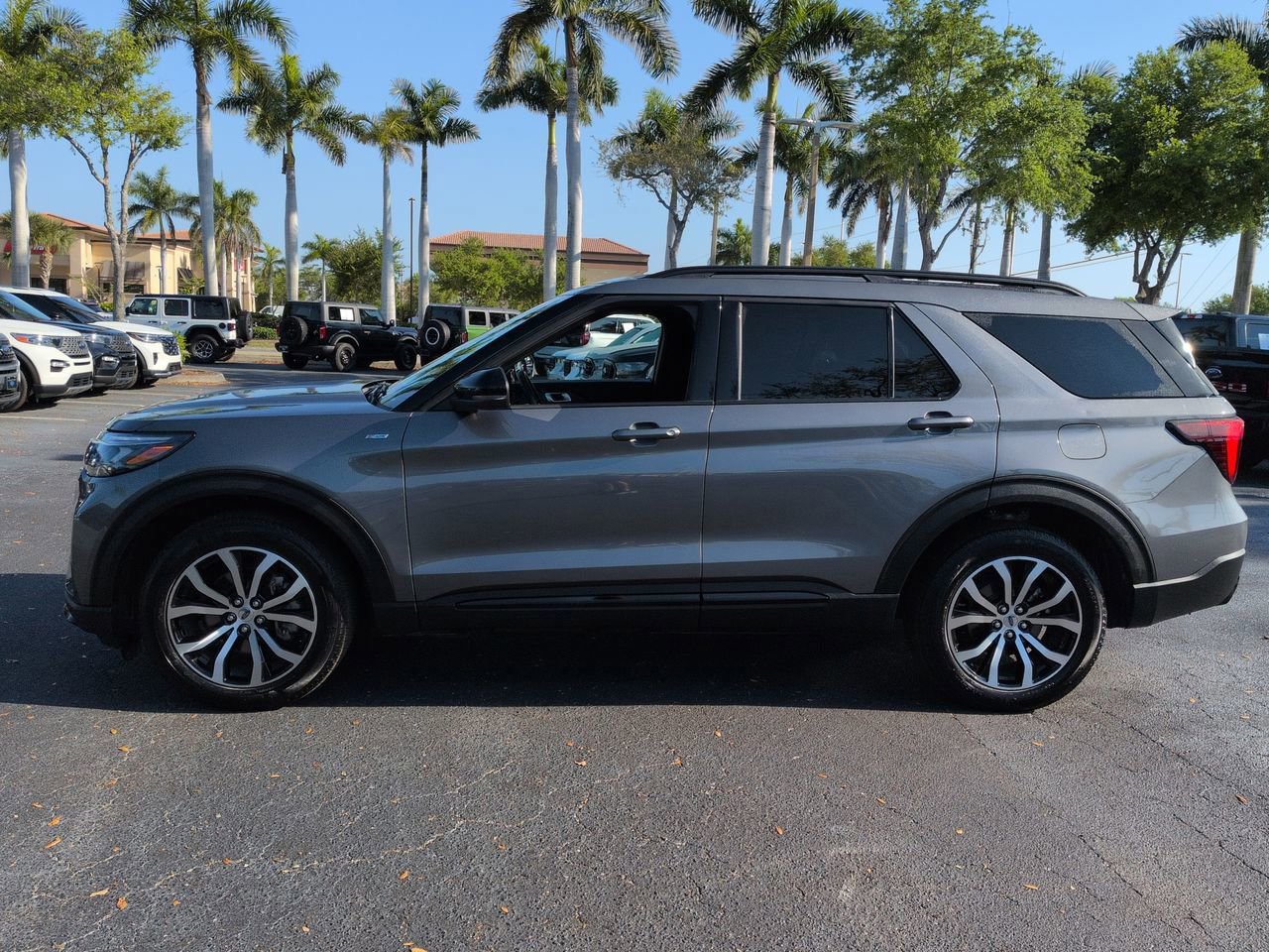Certified 2025 Ford Explorer ST-Line AWD/4WD image 2