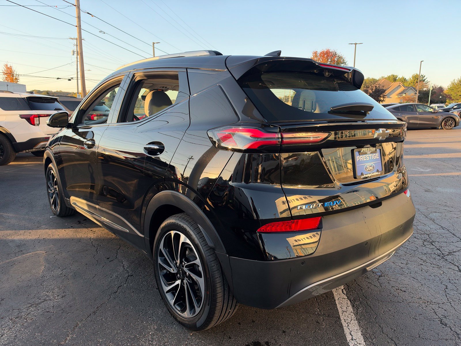 Used 2023 Chevrolet Bolt EUV Premier w/ Sun & Sound Package FWD image 3