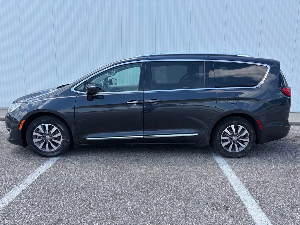 Used 2020 Chrysler Pacifica Touring-L Plus FWD image 3