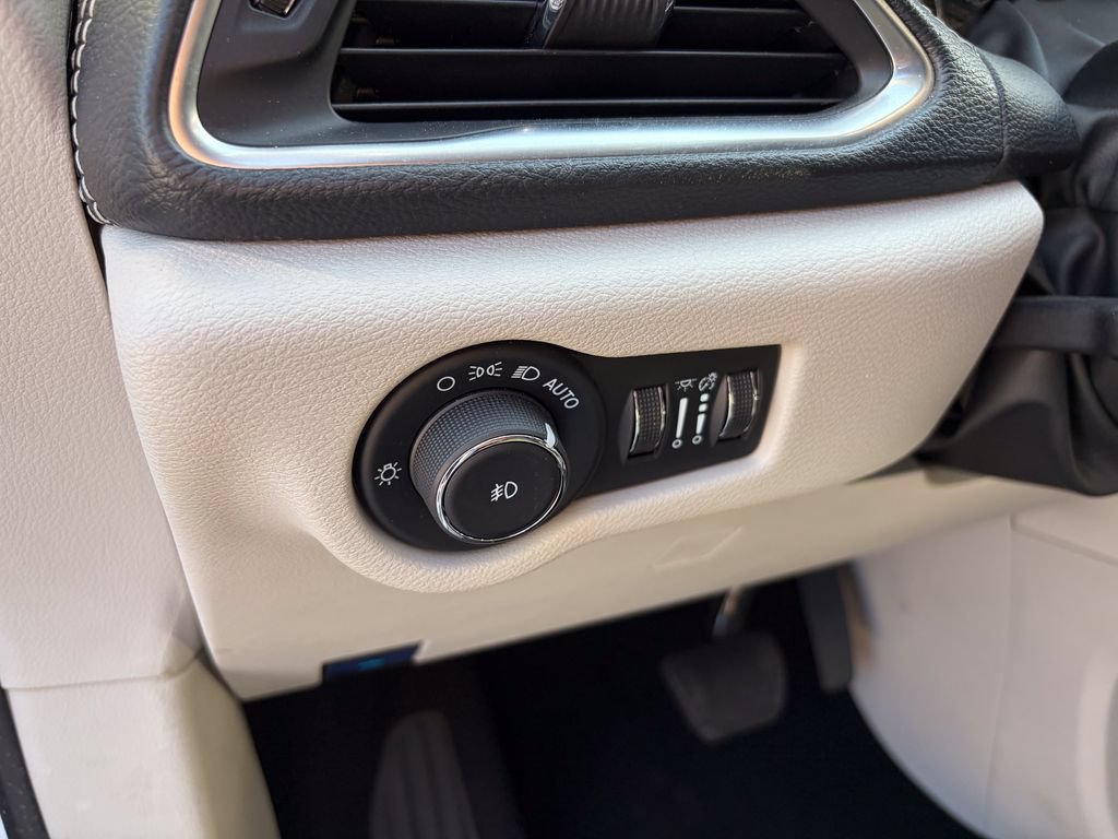 Used 2024 Chrysler Pacifica Limited FWD image 9