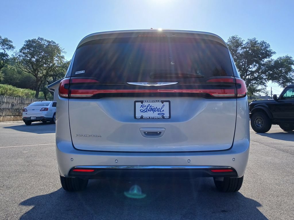 Used 2024 Chrysler Pacifica Touring-L FWD image 4