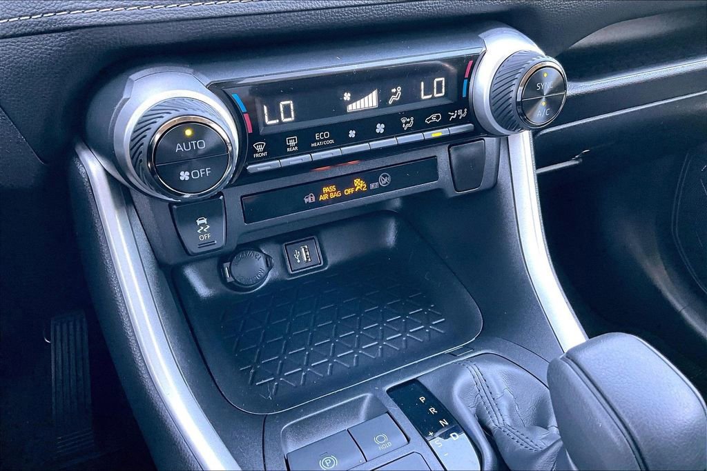 Used 2025 Toyota RAV4 XLE AWD/4WD image 32