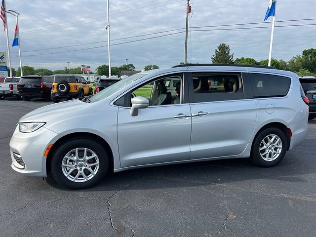 Used 2022 Chrysler Pacifica Touring-L FWD image 3