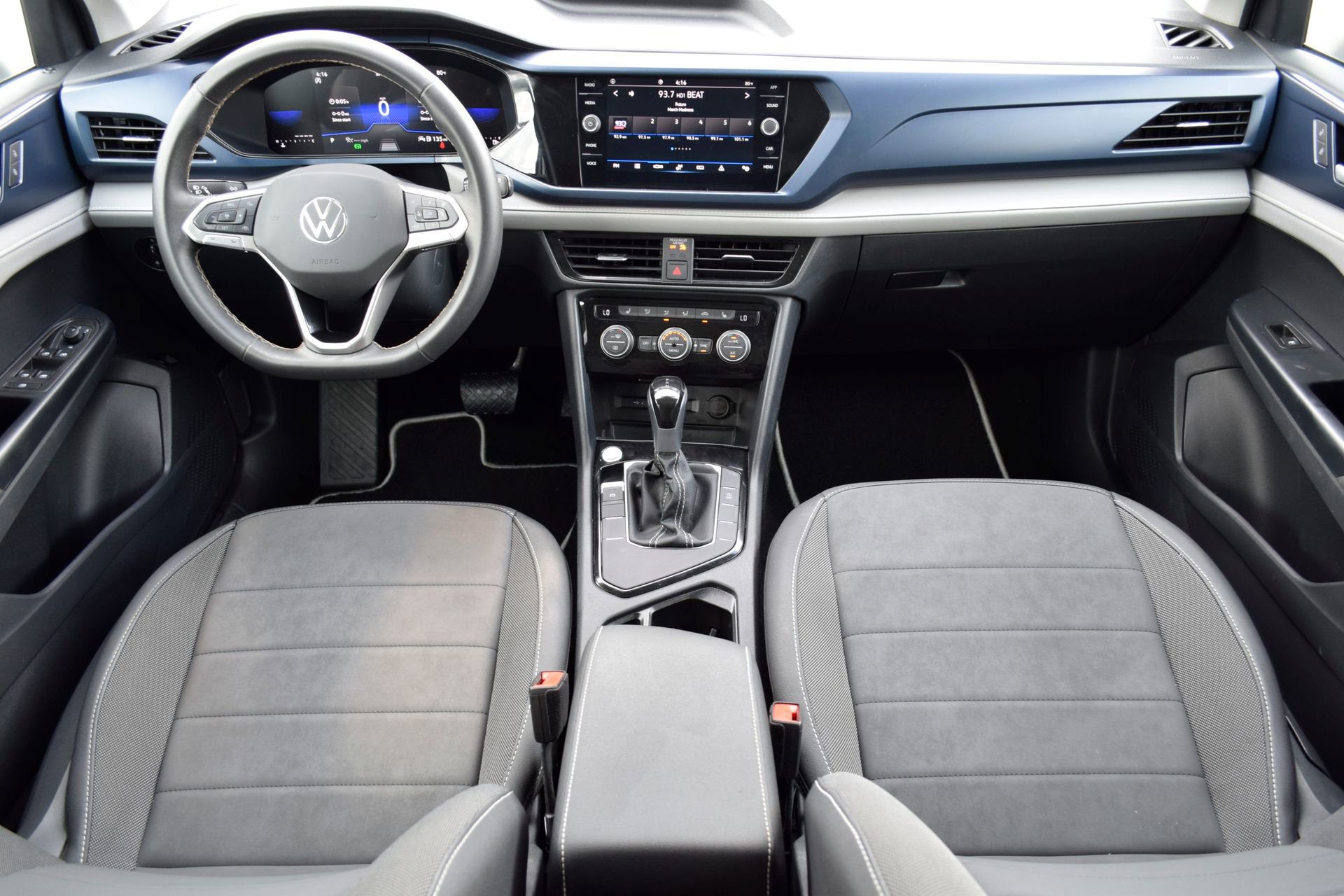 Used 2024 Volkswagen Taos SE w/ Panoramic Sunroof Package FWD image 7