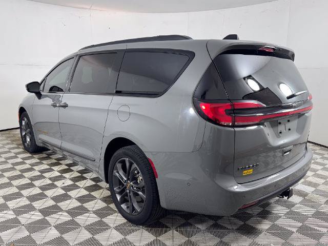 Used 2023 Chrysler Pacifica Touring-L w/ Road Tripper Package AWD/4WD image 6