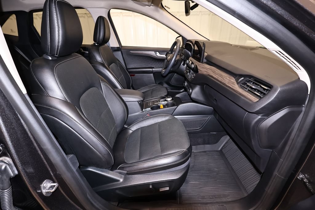 Certified 2020 Ford Escape Titanium w/ Titanium Premium Package 2.0 AWD/4WD image 21