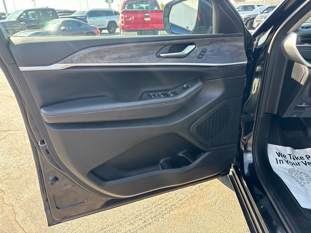 Used 2023 Jeep Grand Cherokee Limited AWD/4WD image 4