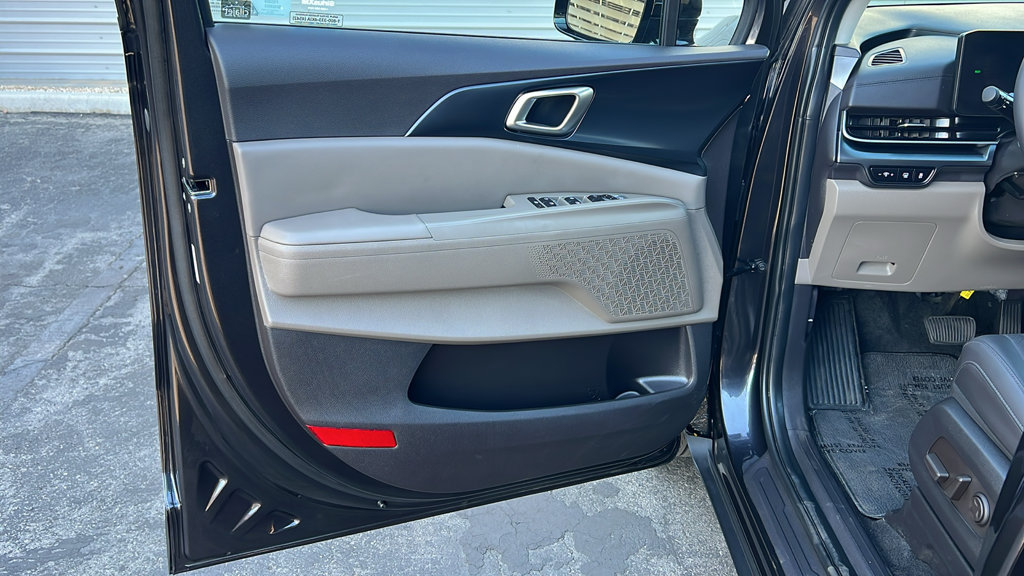 Used 2026 Kia Carnival LXS FWD image 23